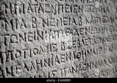 La Grèce, Grèce Centrale, Sterea Ellada, Phocide, Ancient Delphi, classé au Patrimoine Mondial de l'UNESCO, l'inscription grecque antique sculpté dans la pierre Banque D'Images