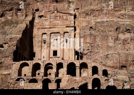 La Jordanie, site archéologique nabatéen de Pétra, inscrite au Patrimoine Mondial de l'UNESCO, l'Urne tombe est partie de les tombeaux royaux sculptés dans la montagne Banque D'Images