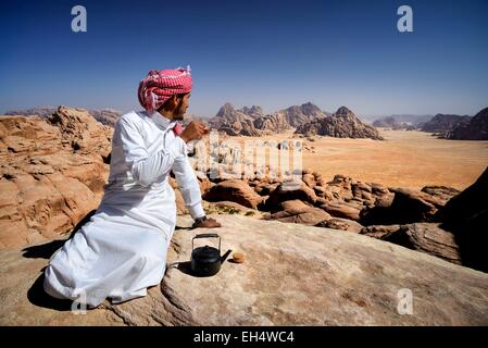 La Jordanie, Wadi Rum, zone protégée inscrite au Patrimoine Mondial de l'UNESCO, Bédouins ayant une pause thé au sommet du mont Jebel Burdah Banque D'Images