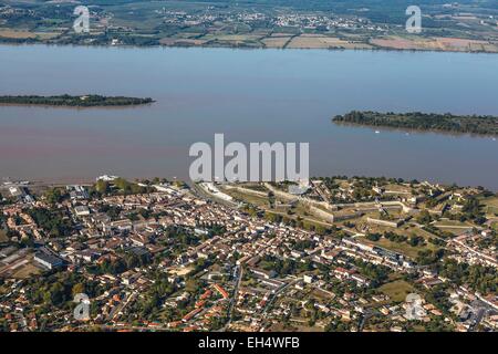 France, Gironde, Blaye, la ville et la citadelle sur la Gironde, fortifications de Vauban, classées au Patrimoine Mondial par l'UNESCO (vue aérienne) Banque D'Images