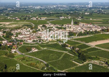 France, Gironde, Saint Emilion, de la Juridiction de Saint-Emilion, classé au Patrimoine Mondial de l'UNESCO, le village entouré de vignobles Saint Emilion (vue aérienne) Banque D'Images