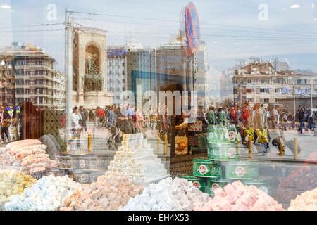 La Turquie, Istanbul, Beyoglu, quartier de Taksim Taksim Square, reflet de la foule et l'agitation de la place publique sur la fenêtre d'une confiserie traditionnelle Banque D'Images