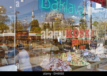 La Turquie, Istanbul, quartier de Beyazit, reflet de la rue et de la mosquée de beyazit dans la fenêtre d'une candice store Banque D'Images