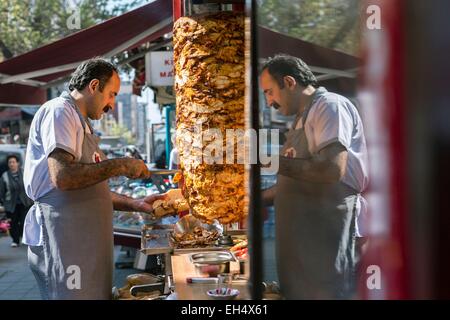 La Turquie, Istanbul, quartier de Beyazit, portrait d'un chef de la préparation d'un kebab à la rue Banque D'Images