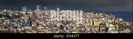 La Turquie, Istanbul, Galata Beyoglu, Istanbul, paysage urbain de district au coucher du soleil sur un ciel d'orage Banque D'Images