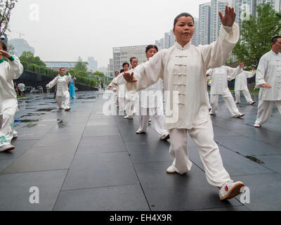 Des personnes non identifiées, pratiquer le tai chi sur la rue de Chengdu, Chine Banque D'Images