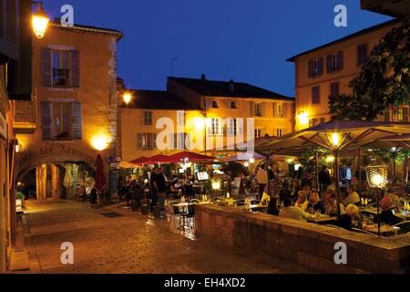 France, Alpes Maritimes, Grasse, vue de nuit un lieu animé d'un village provençal Banque D'Images