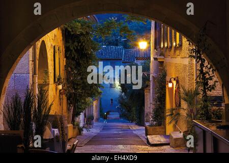 France, Alpes Maritimes, Grasse, vue de la nuit de l'arc sur un passage dans une ruelle dans le centre-ville historique d'un village provençal Banque D'Images