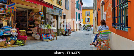 France, Alpes Maritimes, Grasse, vue panoramique sur une rue touristique du village provençal Banque D'Images