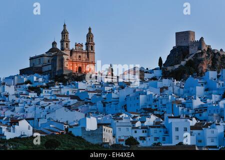 Espagne, Andalousie, Cadix, Olvera, village blanc sur un promontoire rocheux à l'aube Banque D'Images