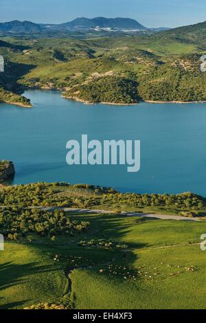 Espagne, Andalousie, Cadix, Zahara de la Sierra, le lac et la campagne environnante Banque D'Images