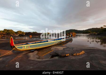 France, Guyane, Parc amazonien de Guyane (Parc amazonien de la Guyane), l'abattis Cottica, Lawa River En aval de la rivière Maroni, homme solitaire et sa pirogue au coucher du soleil, dans un endroit appelé grands rochers Banque D'Images