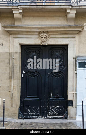 Un élégant porte dans le quartier du Marais à Paris. Banque D'Images