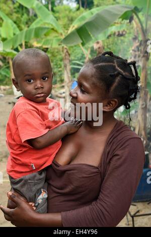 Le Gabon, Ogooue-Maritime Province, Omboue, région de Loango, mère et fils Banque D'Images