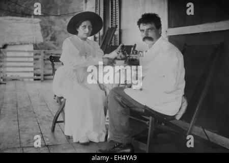 Moyen-Ogooué Gabon, Province, Lambaréné, HÔPITAL ALBERT SCHWEITZER, Albert et Hélène Schweitzer sous la véranda de leur maison Andendé en 1914 (photo d'archives) Banque D'Images