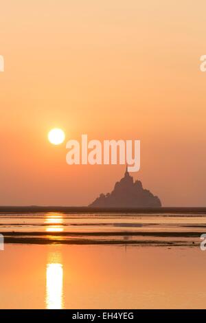 France, Manche, baie du Mont Saint Michel, classé au Patrimoine Mondial de l'UNESCO, le lever du soleil sur le Mont Saint Michel à marée haute Banque D'Images