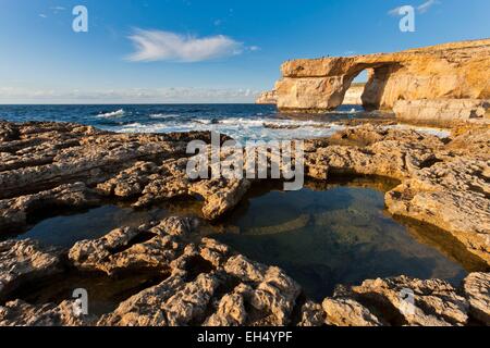 Malte, l'île de Gozo, l'arche naturelle de la fenêtre d'Azur Banque D'Images