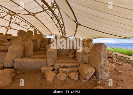 Malte, de Qrendi, complexe mégalithique d'Hagar Qim et Mnadjra (3600-3200 BC), classée au Patrimoine Mondial de l'UNESCO, le couvercle protège le complexe contre le changement climatique Banque D'Images