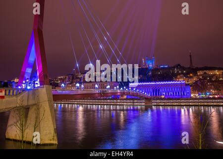 France, Rhône, Lyon, site historique classé au Patrimoine Mondial par l'UNESCO, de la passerelle du Palais de Justice sur la Saone reliant l'arrondissement de Lyon avec le quartier de Vieux Lyon, vue de Notre dame de Fourvière et le quai Romain Rolland, le FET Banque D'Images