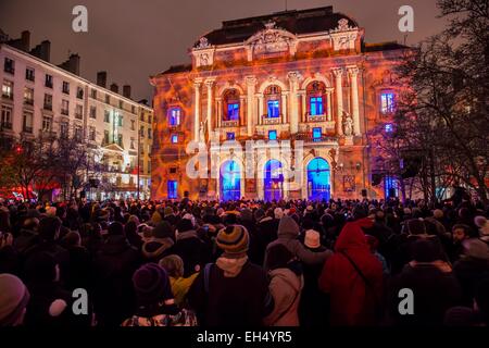 France, Rhône, Lyon, site historique classé au Patrimoine Mondial par l'UNESCO, presqu'île, la Fete des Lumieres (fête des lumières), show Fantaisies chromatiques de Daniel Knipperon la façade du Théâtre des Célestins Banque D'Images