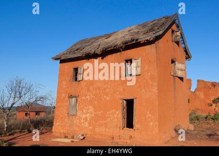 Madagascar, région Haute Matsiatra, maison malgache par le côté de la route nationale 7 entre Ambositra et Fianarantsoa Banque D'Images