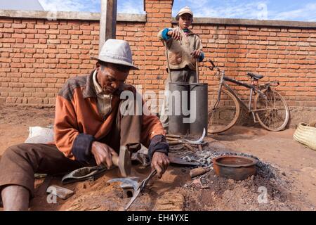 Madagascar, région du Vakinankaratra, Antsirabe, forgerons Banque D'Images