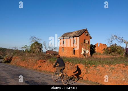 Madagascar, région Haute Matsiatra, maison malgache par le côté de la route nationale 7 entre Ambositra et Fianarantsoa Banque D'Images