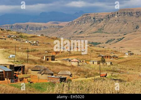 L'Afrique du Sud, Johannesburg, montagnes du Drakensberg, Parc uKhahlamba, inscrite au Patrimoine Mondial de l'UNESCO, Cathedral Peak Valley, village zoulou. Banque D'Images