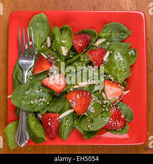 Les épinards avec la vinaigrette maison salade de fraises et d'amandes. Banque D'Images