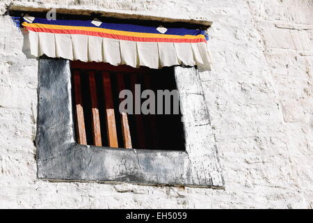 Petite fenêtre avec des armes sur le mur blanc de la 1416 AD.fondé Drepung du Gelugpa-Yellow Hat l'ordre. Banque D'Images