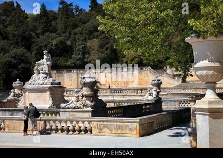 La France, Gard, Nîmes, Jardins de la fontaine, de la plate-forme centrale ou stylobate surmonté d'une sculpture de Raché représentant la nymphe de la source Banque D'Images