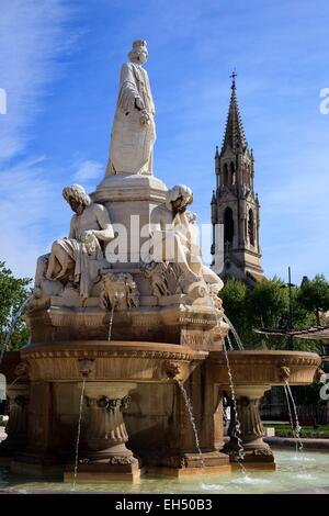 La France, Gard, Nîmes, Fontaine Pradier, fontaine monumentale en marbre blanc qui porte le nom de son sculpteur, c'est une allégorie de la ville de Nîmes et les quatre cours d'eau qui alimentent la région Banque D'Images