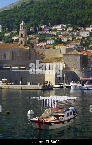 La Croatie, Istrie, Dubrovnik, la vieille ville, classée au Patrimoine Mondial de l'UNESCO, les remparts de la vieille ville vue depuis le port Banque D'Images