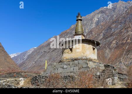 Le Népal, Gandaki zone, Tsum valley, trek dans Chhule chorten (alt.3347m) Banque D'Images