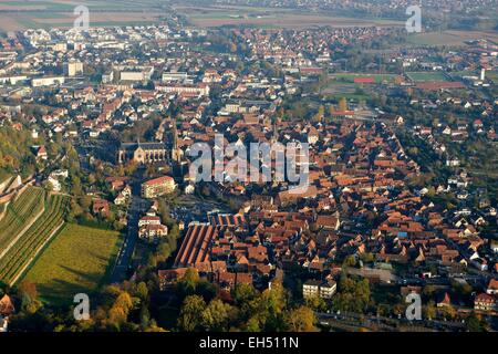 La France, Bas Rhin, Obernai avec Saint Pierre et Paul, église et chapelle tower (vue aérienne) Banque D'Images