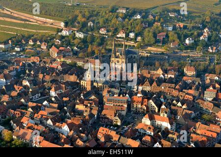 La France, Bas Rhin, Obernai avec Saint Pierre et Paul, église et chapelle tower (vue aérienne) Banque D'Images