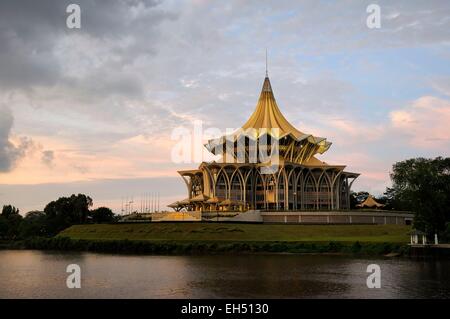 La Malaisie, Bornéo, Sarawak Kuching, Sarawak, nouveau bâtiment de l'Assemblée législative de l'État Banque D'Images