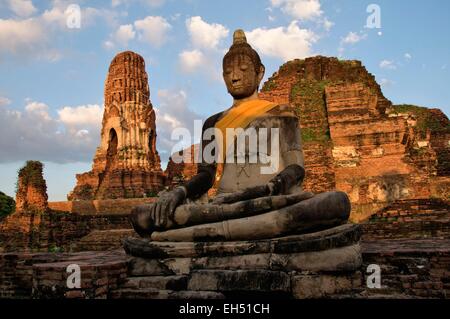 La Thaïlande, Ayutthaya, inscrite au Patrimoine Mondial de l'UNESCO, Wat Mahathat, grande statue de Bouddha en pierre au coucher du soleil Banque D'Images