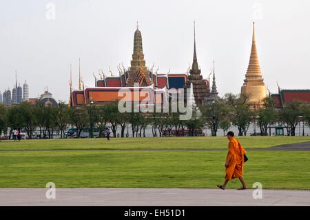 Thaïlande, Bangkok, le Palais Royal, le Palais Royal, moine à l'avant-plan Banque D'Images