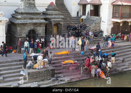 La vallée de Katmandou, Népal, temple hindou de Pashupatinath, inscrite au Patrimoine Mondial de l'UNESCO, la cérémonie de crémation Banque D'Images