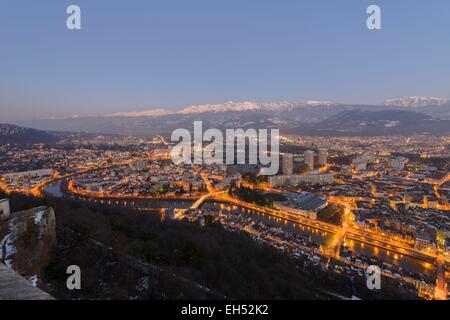 France, Isère, Grenoble, vue panoramique à partir de la Bastille, le harfang de Belledonne en arrière-plan Banque D'Images