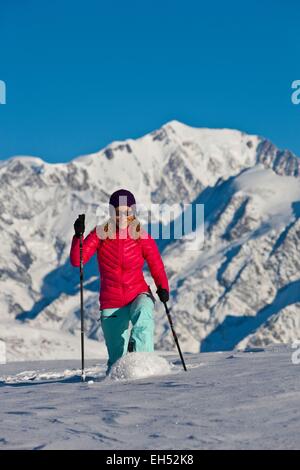 France, Savoie, Massif du Beaufortain, Les Saisies, station de sports d'hiver (1650 m), la pratique de la raquette, femme d'arrière-plan le Mont Blanc Banque D'Images