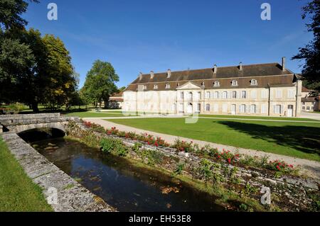 France, Haute Marne, Auberive Auberive, abbaye fondée en 1135, donnant sur le côté ouest, au premier plan d'un cours d'eau qui est une dérivation de la rivière Aube Banque D'Images