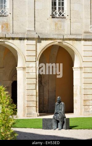 France, Haute Marne, Auberive Auberive, abbaye fondée en 1135, statue de Marc Petit à partir de 1989 intitulé La Méditation Banque D'Images