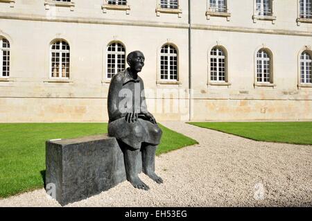 France, Haute Marne, Auberive Auberive, abbaye fondée en 1135, statue de Marc Petit à partir de 1989 intitulé La Méditation Banque D'Images