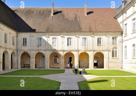 France, Haute Marne, Auberive Auberive, abbaye fondée en 1135, la cour du cloître avec sa statue de Marc Petit à partir de 1989 intitulé La méditation, groupe de visiteurs quitter la cour Banque D'Images