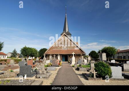 France, Marne, Outines, à pied de Saint Nicolas église construite en bois entre la fin du 16e et début du 17e siècle et est la plus grande église de ce style dans la Marne Banque D'Images