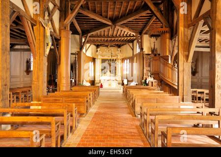 France, Marne, Outines, Saint Nicolas église construite en bois entre la fin du 16e et début du 17e siècle et est la plus grande église de ce style dans la Marne, à l'autel nef Banque D'Images