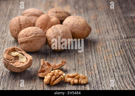 Écrous placés sur une texture en bois de lumière naturelle Banque D'Images