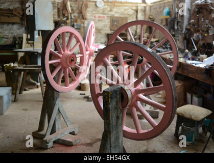 Wheelwright Phil titulaire travaillant sur les roues à rayons de bois dans son atelier de Shropshire Banque D'Images